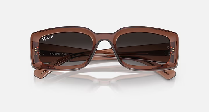 عینک آفتابی ری‌بن مدل RB4395 6678T3 KILIANE، فریم شفاف قهوه‌ای با عدسی پلاریزه خاکستری کیلیِن بیس‌بیولوژیک