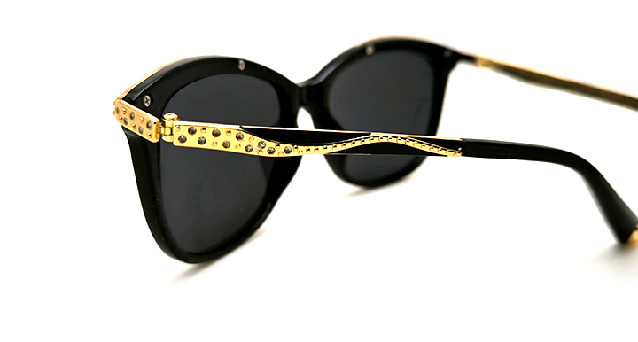 عینک آفتابی زنانه پلاریزه کارازا کد  C3_2017 مشکی ابرودار (نگین)